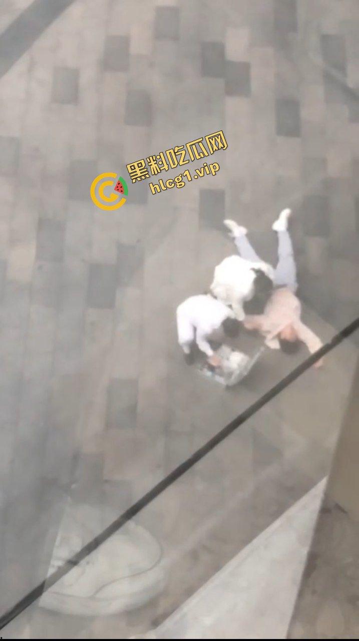 昆明 同德广场商场 15岁抑郁症男孩 因父母离异 从4楼一跃而下 跳楼自杀!