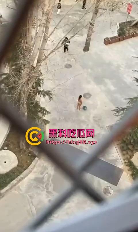 河北美院骚娘们裸奔操场追男生亮瞎狗眼,奶头甩风逼毛飘街,艺术婊感情崩盘就玩人体艺术,天下无人敌!