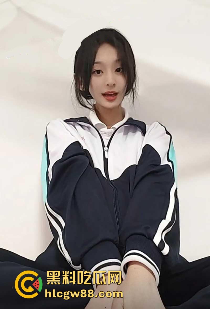 辽宁师范大学钢琴艺考生【刘小萌】高中时期裸聊视频被曝光 小小年纪就骚性大发的母狗 内容炸裂!