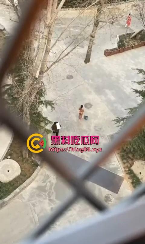 河北美院骚娘们裸奔操场追男生亮瞎狗眼,奶头甩风逼毛飘街,艺术婊感情崩盘就玩人体艺术,天下无人敌!