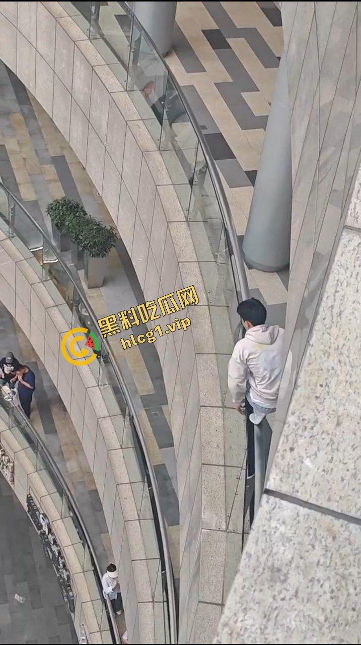 昆明 同德广场商场 15岁抑郁症男孩 因父母离异 从4楼一跃而下 跳楼自杀!