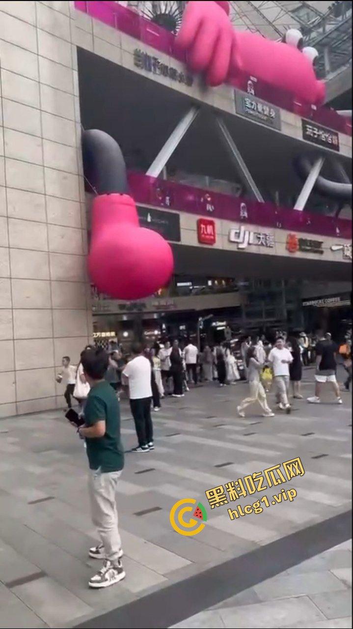 昆明 同德广场商场 15岁抑郁症男孩 因父母离异 从4楼一跃而下 跳楼自杀!