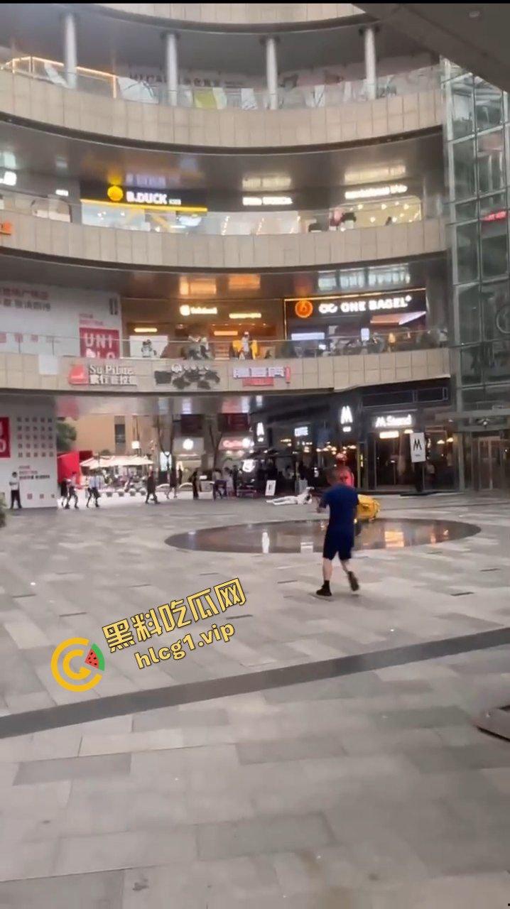 昆明 同德广场商场 15岁抑郁症男孩 因父母离异 从4楼一跃而下 跳楼自杀!