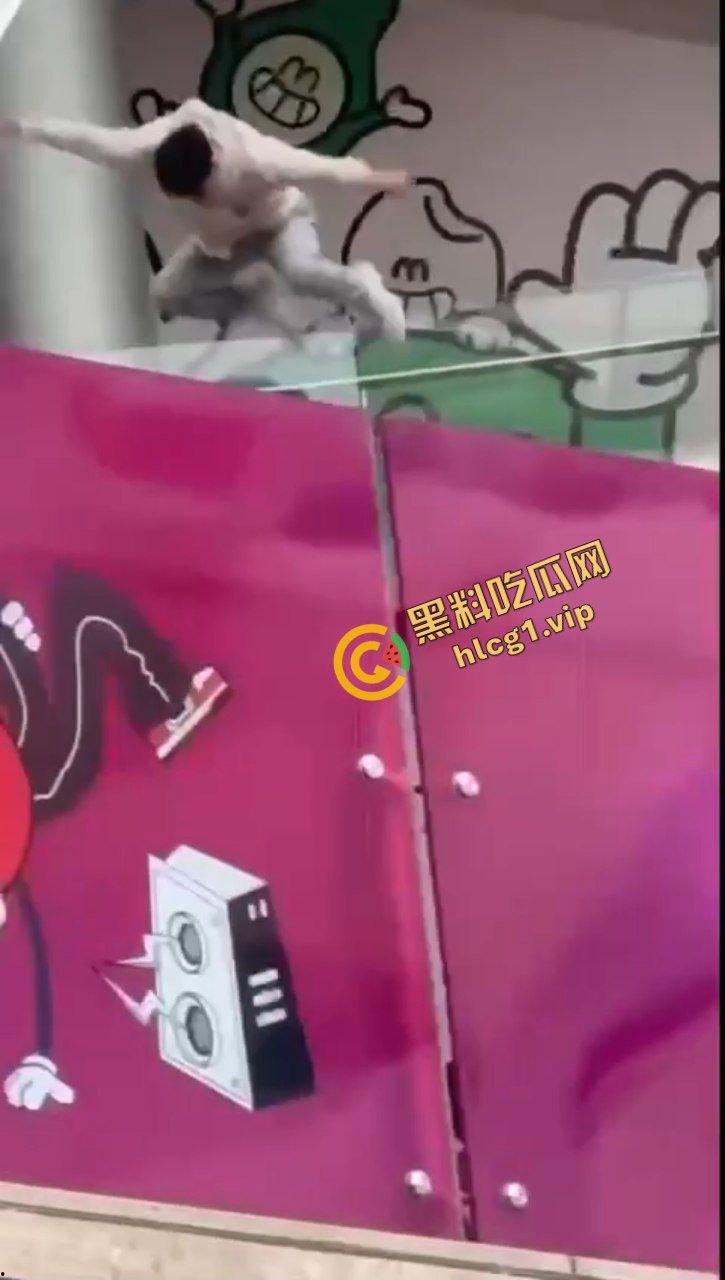 昆明 同德广场商场 15岁抑郁症男孩 因父母离异 从4楼一跃而下 跳楼自杀!