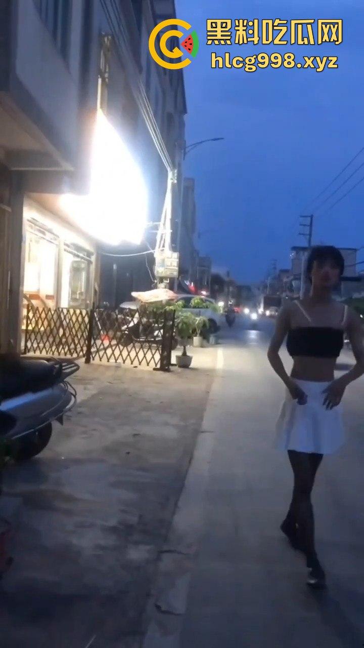 汕头女装大佬接受主人的变态任务,穿小裙子大街溜达回头率爆表!