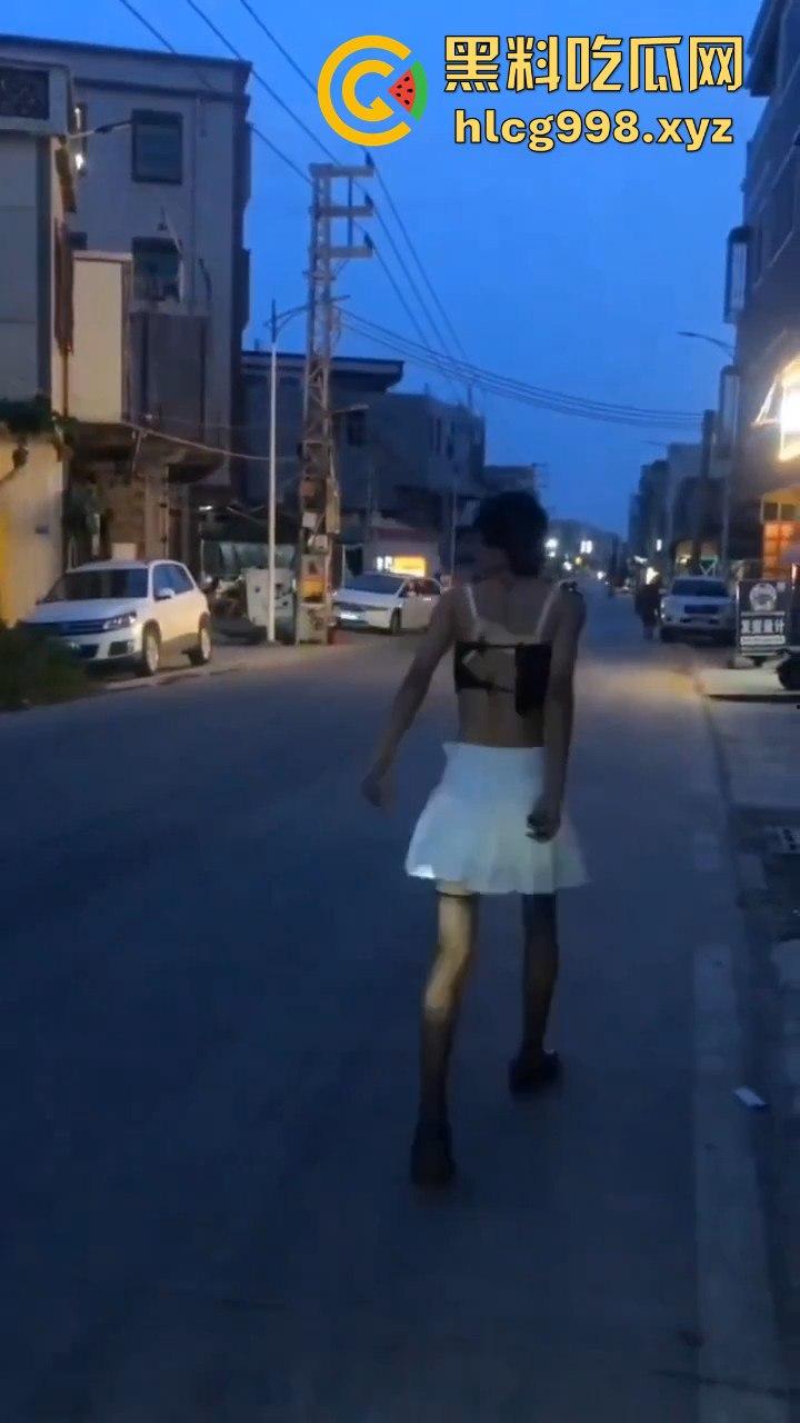 汕头女装大佬接受主人的变态任务,穿小裙子大街溜达回头率爆表!