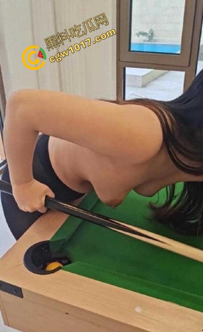 性感美嫂台球厅玩露出!球杆猛插淫穴浪叫声贯彻云霄!极品美乳翘臀被肆意蹂躏,淫荡浪叫响遍包间!