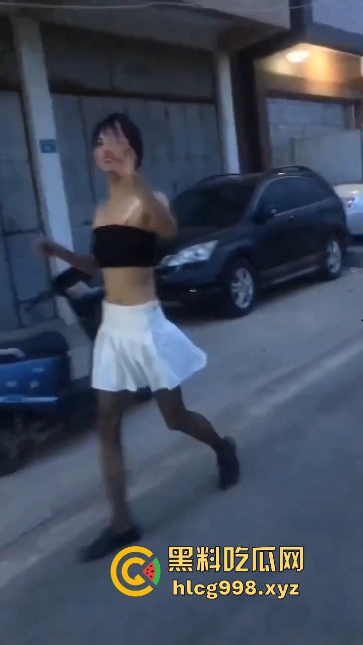 汕头女装大佬接受主人的变态任务,穿小裙子大街溜达回头率爆表!