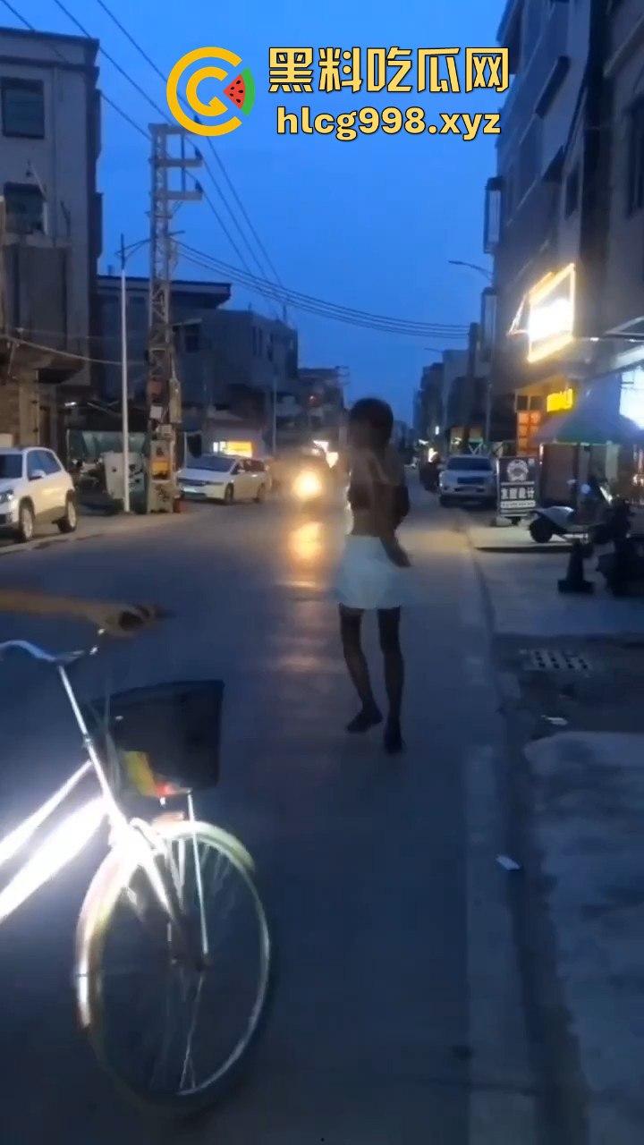 汕头女装大佬接受主人的变态任务,穿小裙子大街溜达回头率爆表!