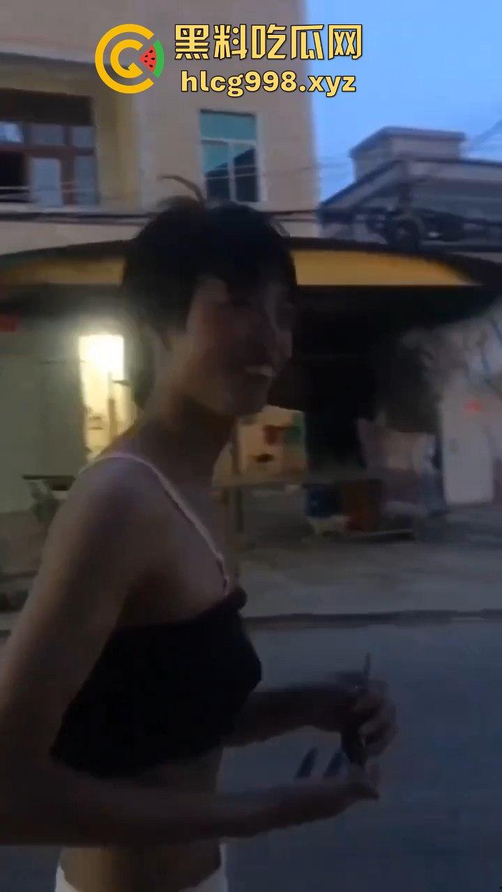 汕头女装大佬接受主人的变态任务,穿小裙子大街溜达回头率爆表!