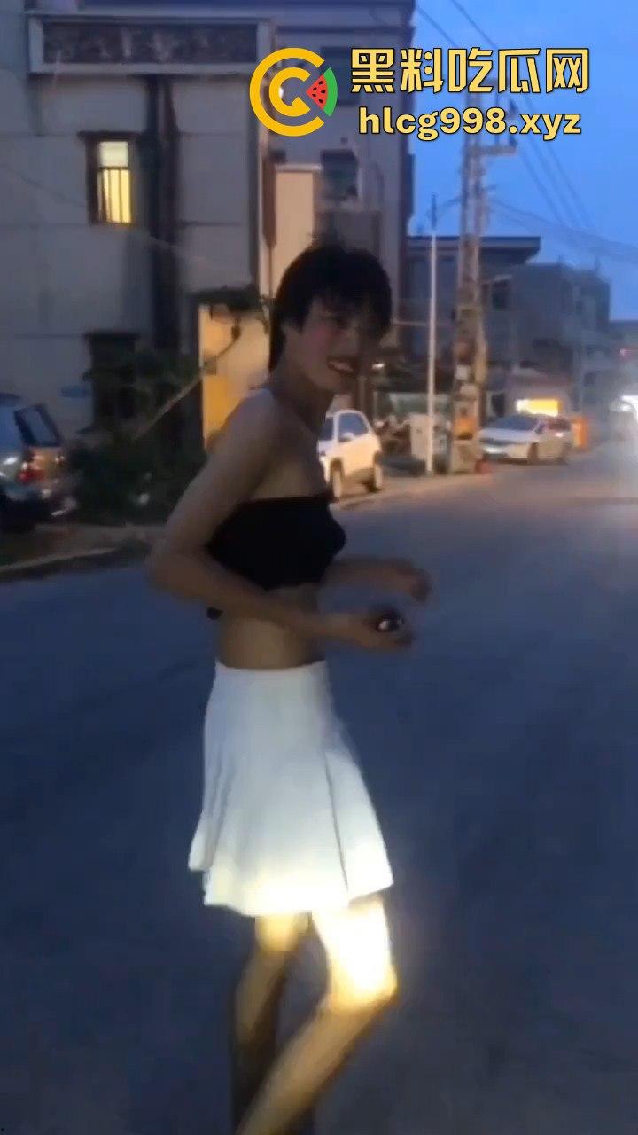 汕头女装大佬接受主人的变态任务,穿小裙子大街溜达回头率爆表!