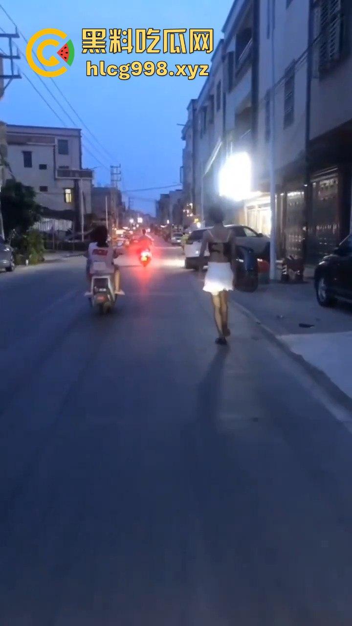 汕头女装大佬接受主人的变态任务,穿小裙子大街溜达回头率爆表!