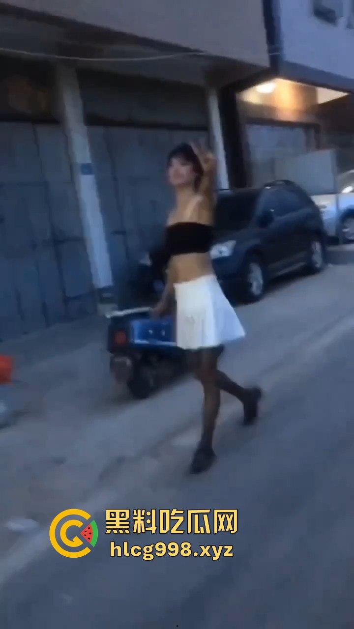 汕头女装大佬接受主人的变态任务,穿小裙子大街溜达回头率爆表!