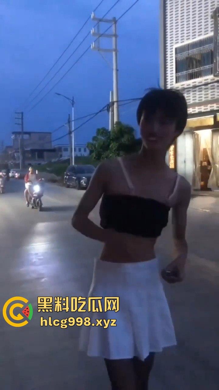 汕头女装大佬接受主人的变态任务,穿小裙子大街溜达回头率爆表!