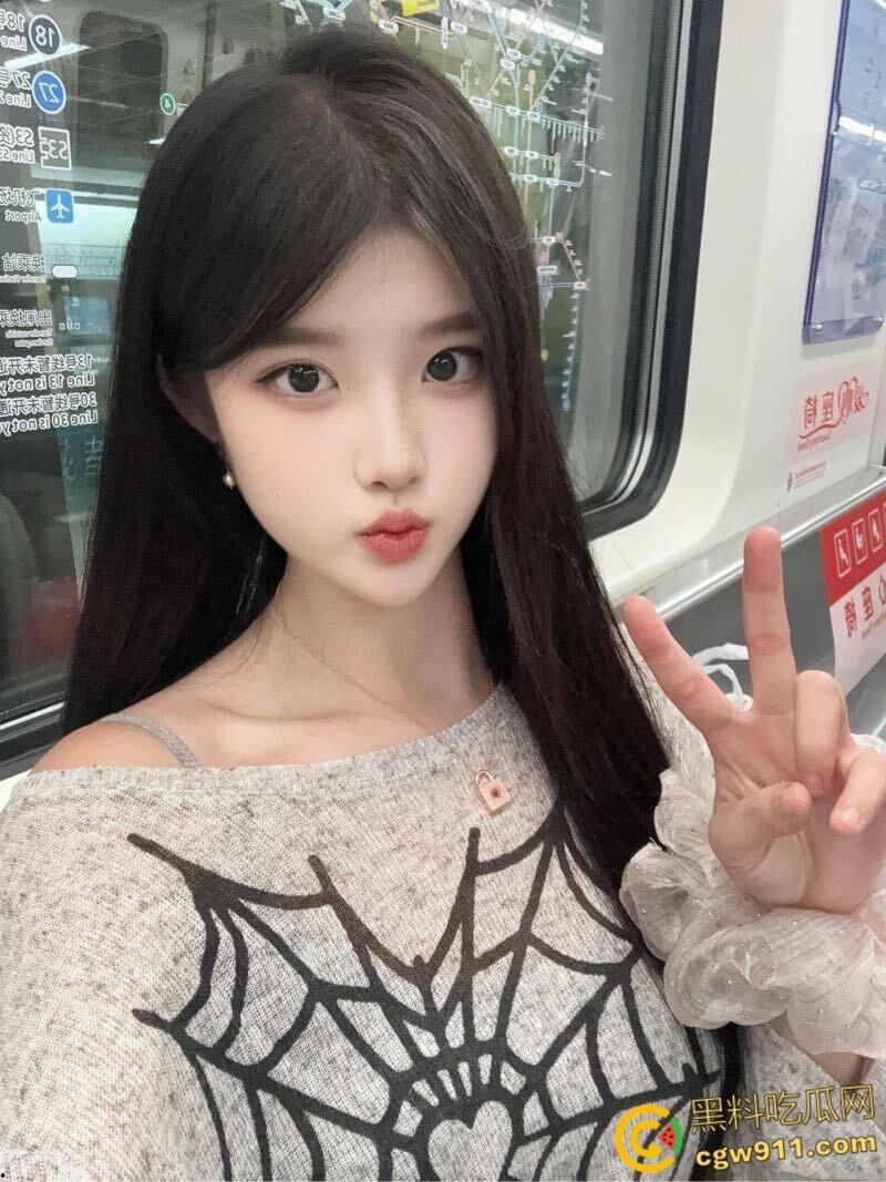 饥渴难耐的妹妹约哥哥逛超市，出租屋里主动脱裤口交，被哥哥反推无套爆肏，蕾丝内裤女上骑乘内射粉穴！