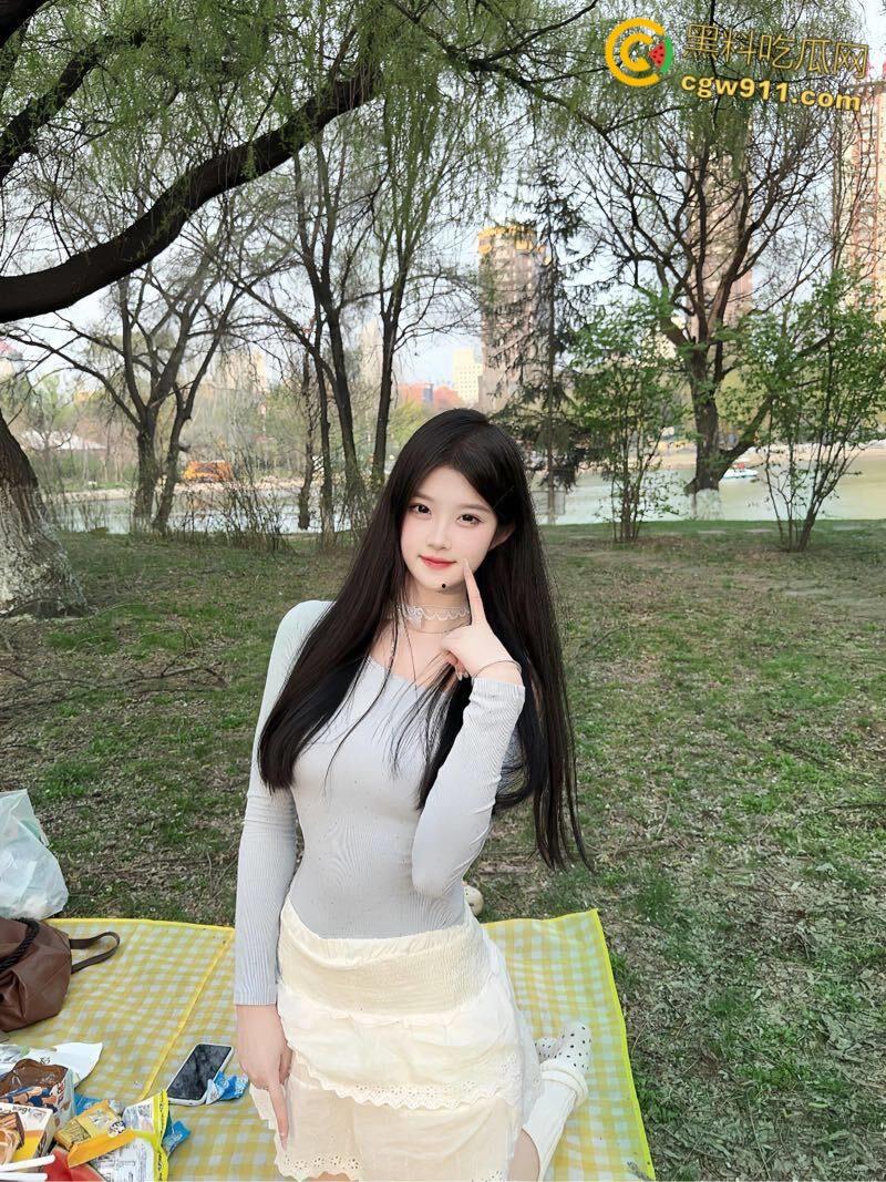 饥渴难耐的妹妹约哥哥逛超市,出租屋里主动脱裤口交,被哥哥反推无套爆肏,蕾丝内裤女上骑乘内射粉穴!