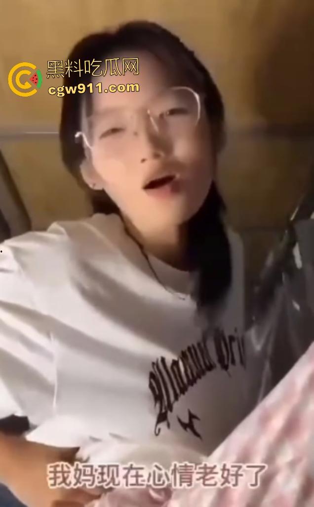 抖音【困困兔】宿舍色播,自慰插巨型玩具无声高潮,口交粉丝深喉哽咽,公狗鸡巴顶喉压抑不住浪叫!