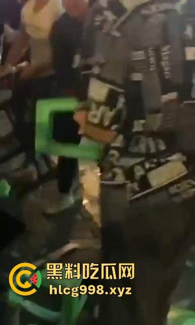 柳州光头疯子持刀砍人被围攻，摊贩齐心棍棒齐下，寡不敌众狼狈逃窜！