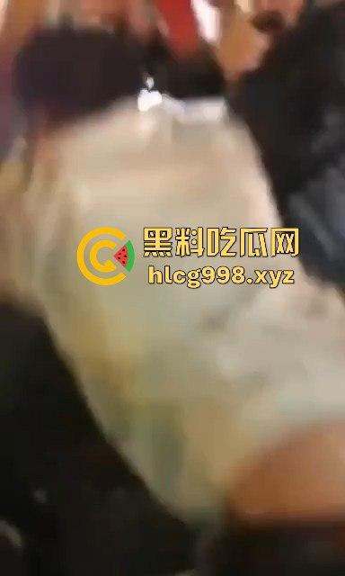 柳州光头疯子持刀砍人被围攻,摊贩齐心棍棒齐下,寡不敌众狼狈逃窜!