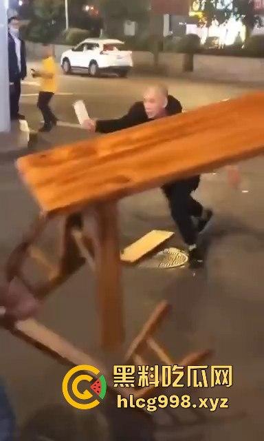 柳州光头疯子持刀砍人被围攻,摊贩齐心棍棒齐下,寡不敌众狼狈逃窜!