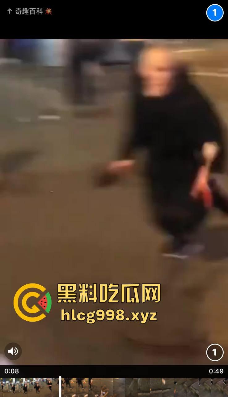 柳州光头疯子持刀砍人被围攻,摊贩齐心棍棒齐下,寡不敌众狼狈逃窜!