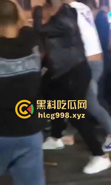 柳州光头疯子持刀砍人被围攻,摊贩齐心棍棒齐下,寡不敌众狼狈逃窜!