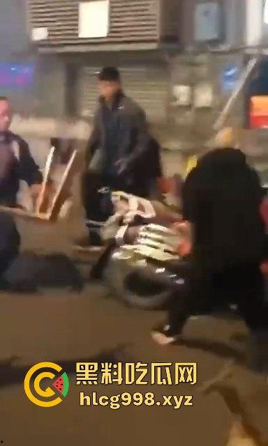柳州光头疯子持刀砍人被围攻,摊贩齐心棍棒齐下,寡不敌众狼狈逃窜!
