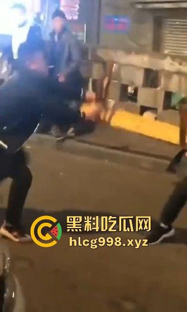 柳州光头疯子持刀砍人被围攻,摊贩齐心棍棒齐下,寡不敌众狼狈逃窜!