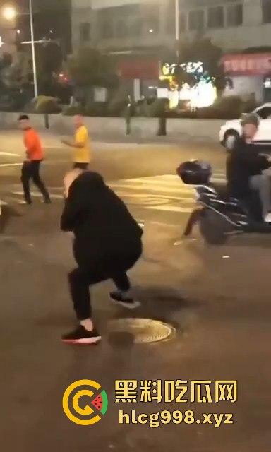 柳州光头疯子持刀砍人被围攻,摊贩齐心棍棒齐下,寡不敌众狼狈逃窜!