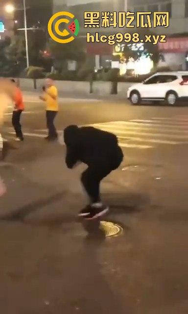 柳州光头疯子持刀砍人被围攻,摊贩齐心棍棒齐下,寡不敌众狼狈逃窜!