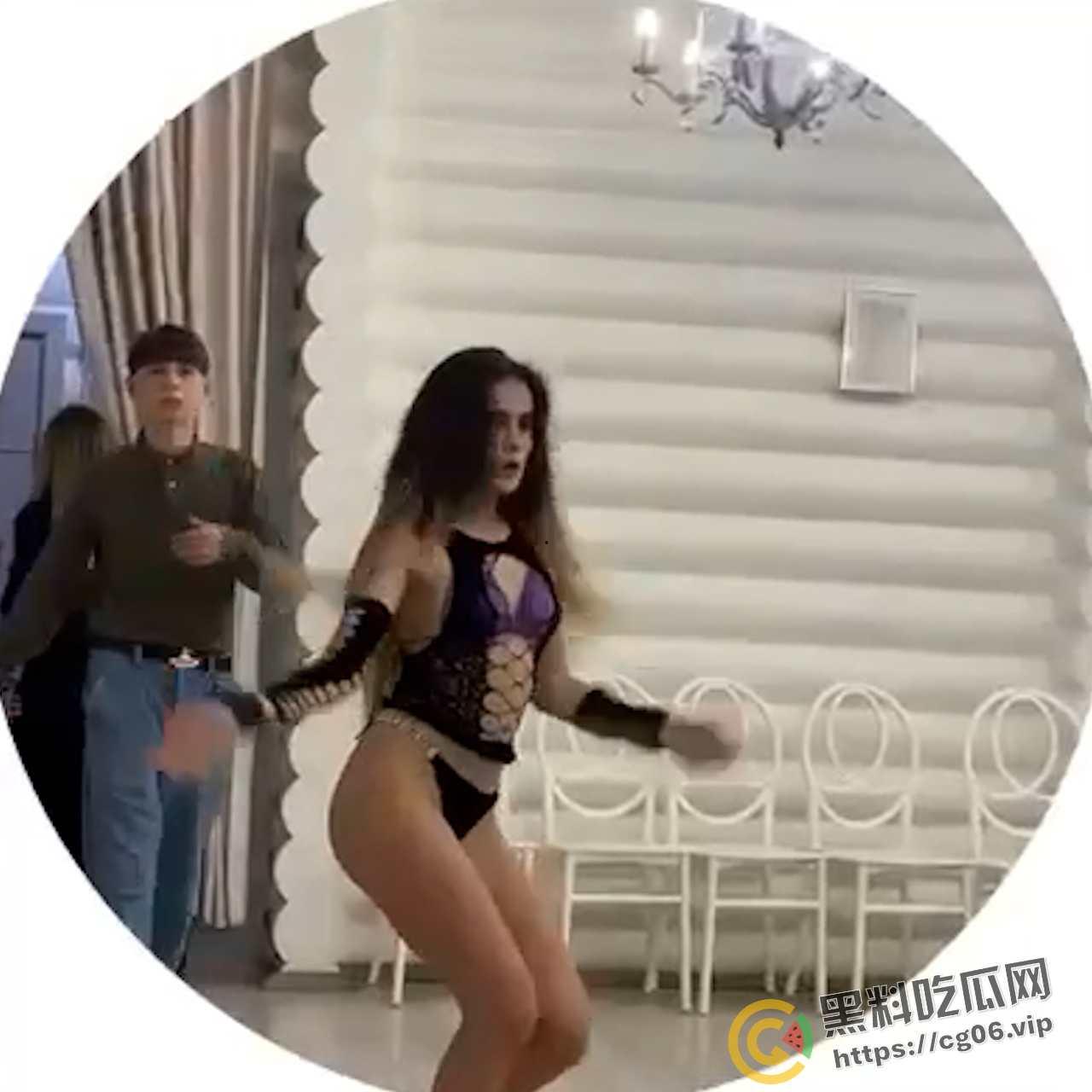 俄罗斯女孩做脱衣舞女郎 参加网红派对 场面热辣劲爆 其父母被起诉教育不当
