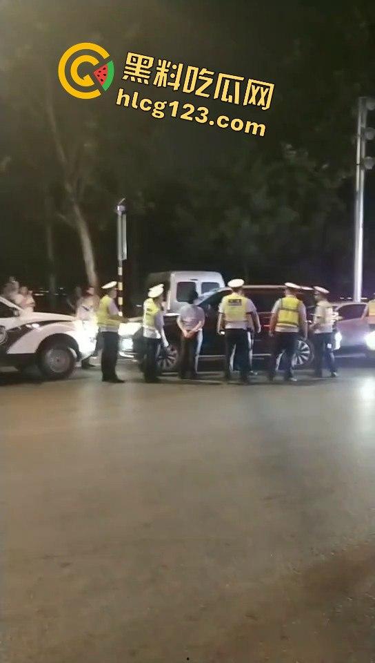 临沂郯城惊现硬核酒驾！司机拒不配合，交警无奈砸玻璃强制处理