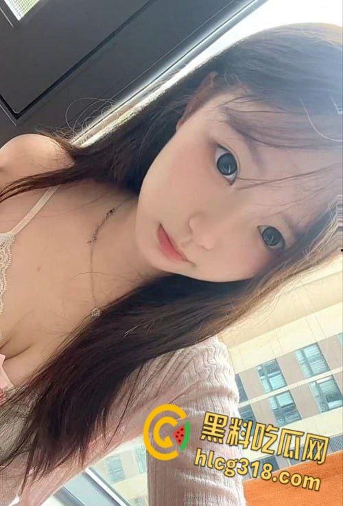 福州信息技术学院【冯朝】，分手被男友曝光自拍视频！对镜自拍粉嫩肉穴，饱满双峰太嫩了 ！