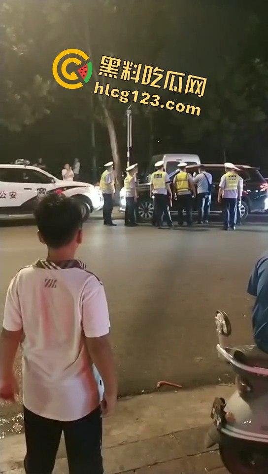 临沂郯城惊现硬核酒驾!司机拒不配合,交警无奈砸玻璃强制处理