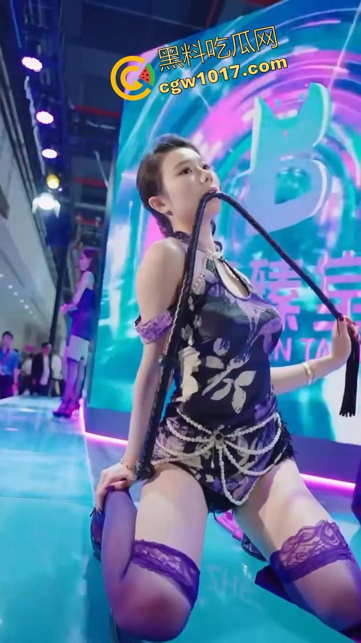 近期刷爆网络的广州成人展来啦!各种刑具成人用品花样多多,极品模特上演情趣诱惑,真是宅男的梦想啊!