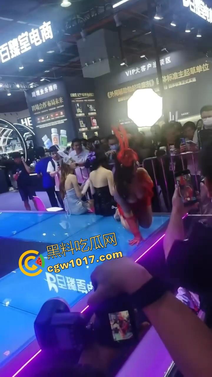 近期刷爆网络的广州成人展来啦!各种刑具成人用品花样多多,极品模特上演情趣诱惑,真是宅男的梦想啊!