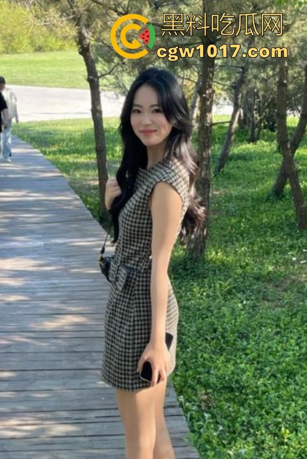 酒店开房庆祝小姨子生日，换上极品女仆装开始狂欢，化身无情打桩机花式无套猛插，只为满足小姨子的胃口！