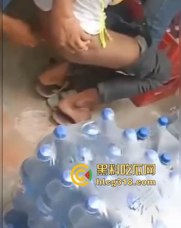 印度最新乱搞酷刑,屁眼塞玛莎拉,把酱料倒进去进行充分搅拌,等待沸腾然后可以穿裤子了。