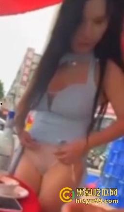 骚娘们打赌输了吃饭时直接撩起裙子把内裤脱下给在座展示她的骚毛毛，真是酒壮熊人胆，旁边男子眼睛都直了！