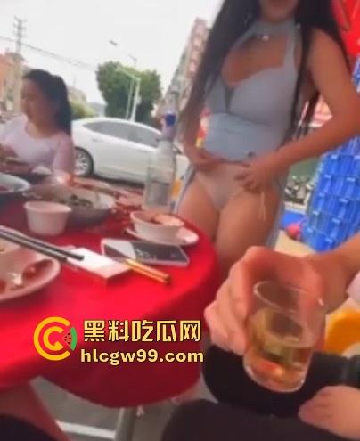 骚娘们打赌输了吃饭时直接撩起裙子把内裤脱下给在座展示她的骚毛毛,真是酒壮熊人胆,旁边男子眼睛都直了!