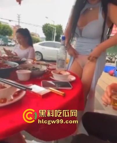 骚娘们打赌输了吃饭时直接撩起裙子把内裤脱下给在座展示她的骚毛毛,真是酒壮熊人胆,旁边男子眼睛都直了!