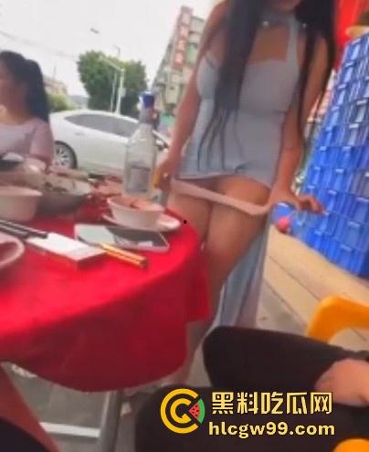 骚娘们打赌输了吃饭时直接撩起裙子把内裤脱下给在座展示她的骚毛毛,真是酒壮熊人胆,旁边男子眼睛都直了!