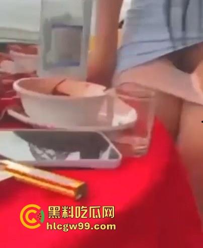骚娘们打赌输了吃饭时直接撩起裙子把内裤脱下给在座展示她的骚毛毛,真是酒壮熊人胆,旁边男子眼睛都直了!