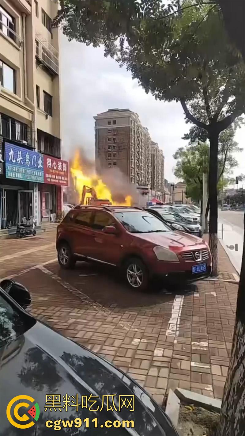山东烟台燃气管道泄露，福山区北三路汇福街，因施工导致燃气管道破裂，现场大火冲天！
