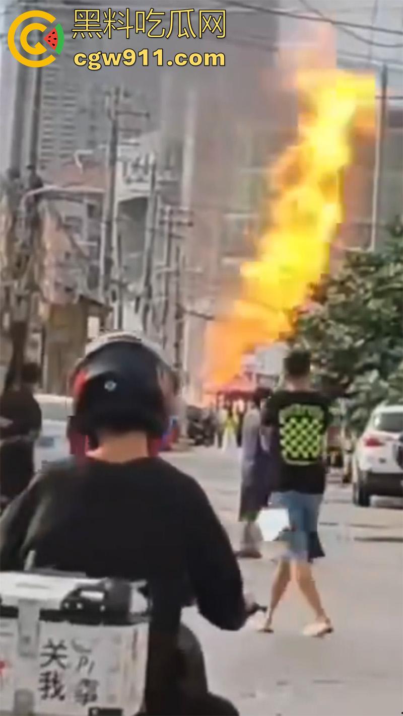 山东烟台燃气管道泄露,福山区北三路汇福街,因施工导致燃气管道破裂,现场大火冲天!