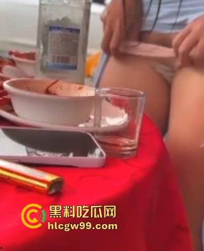 骚娘们打赌输了吃饭时直接撩起裙子把内裤脱下给在座展示她的骚毛毛,真是酒壮熊人胆,旁边男子眼睛都直了!