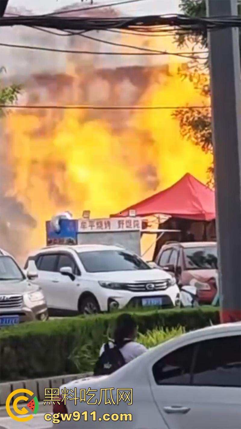 山东烟台燃气管道泄露,福山区北三路汇福街,因施工导致燃气管道破裂,现场大火冲天!