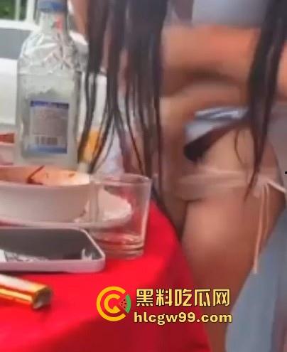 骚娘们打赌输了吃饭时直接撩起裙子把内裤脱下给在座展示她的骚毛毛,真是酒壮熊人胆,旁边男子眼睛都直了!