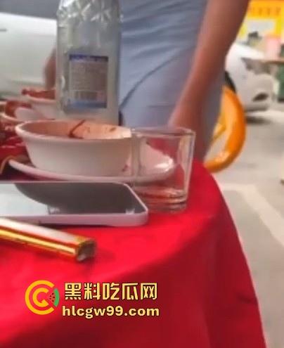 骚娘们打赌输了吃饭时直接撩起裙子把内裤脱下给在座展示她的骚毛毛,真是酒壮熊人胆,旁边男子眼睛都直了!