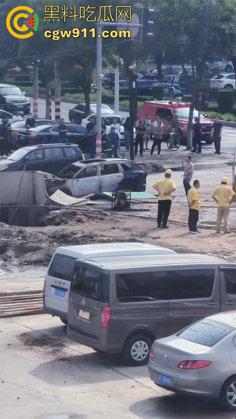 山东烟台燃气管道泄露,福山区北三路汇福街,因施工导致燃气管道破裂,现场大火冲天!